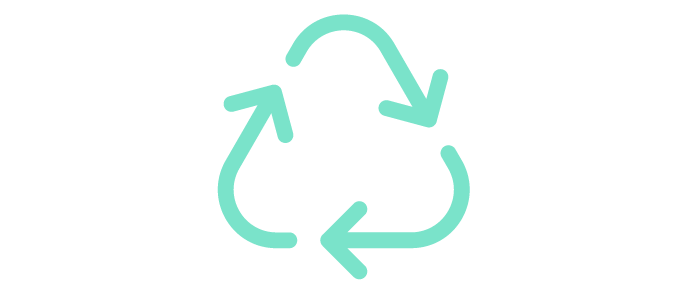Ein hellgrünes Recycling-Symbol mit drei Pfeilen, die ein Dreieck bilden und für die Prinzipien „Reduzieren, Wiederverwenden und Recyceln“ stehen, auf hellgrauem Hintergrund.