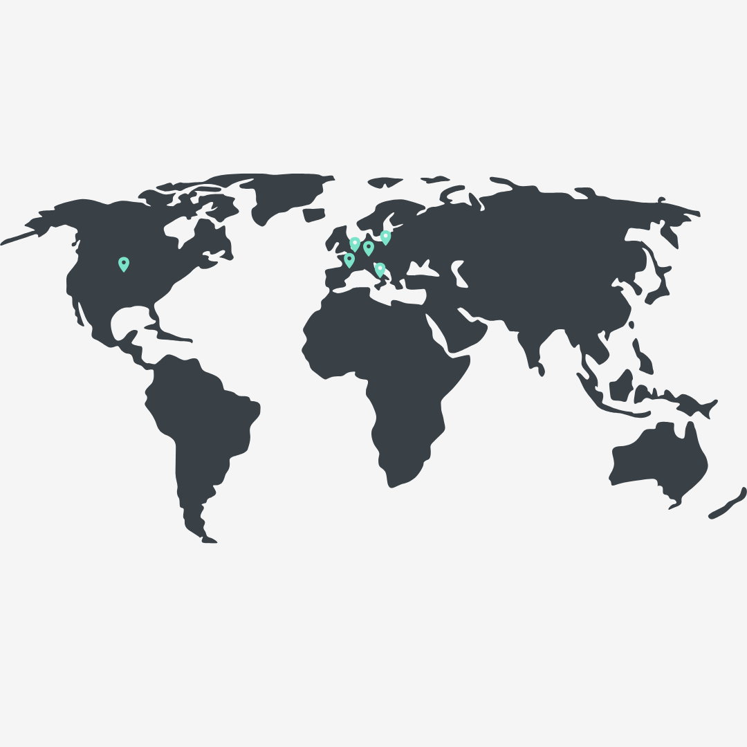 Eine einfache Weltkarte mit vier mintfarbenen Markierungspins in Nordamerika und Mitteleuropa. Die Karte ist dunkelgrau auf hellem Hintergrund.