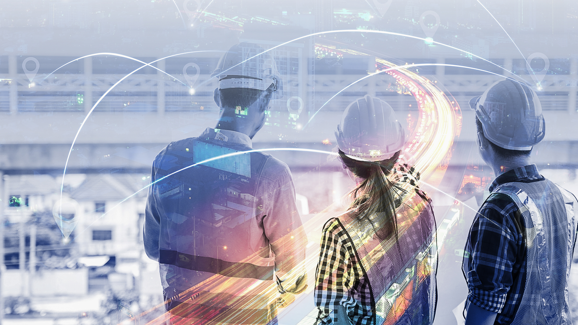 Drei Bauarbeiter in Schutzkleidung blicken auf eine Autobahn mit leuchtenden digitalen Netzlinien, die für Technologie und Vernetzung in der städtischen Infrastruktur stehen. Das Bild hat einen Blaustich und wirkt futuristisch.