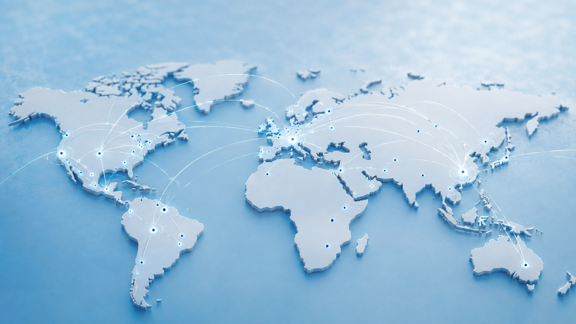 Eine 3D-Weltkarte mit leuchtenden Punkten und geschwungenen Linien, die die großen Städte miteinander verbinden und die globale Kommunikation bzw. die Netzwerkverbindungen darstellen. Die Karte ist in Blau und Weiß gehalten und hat einen hellen Hintergrund.
